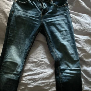 Jeans slim fit  - Strl S (30 längd). Andvända men ej många gånger (ej låg midja). Kostade ca 500-600 kronor. 