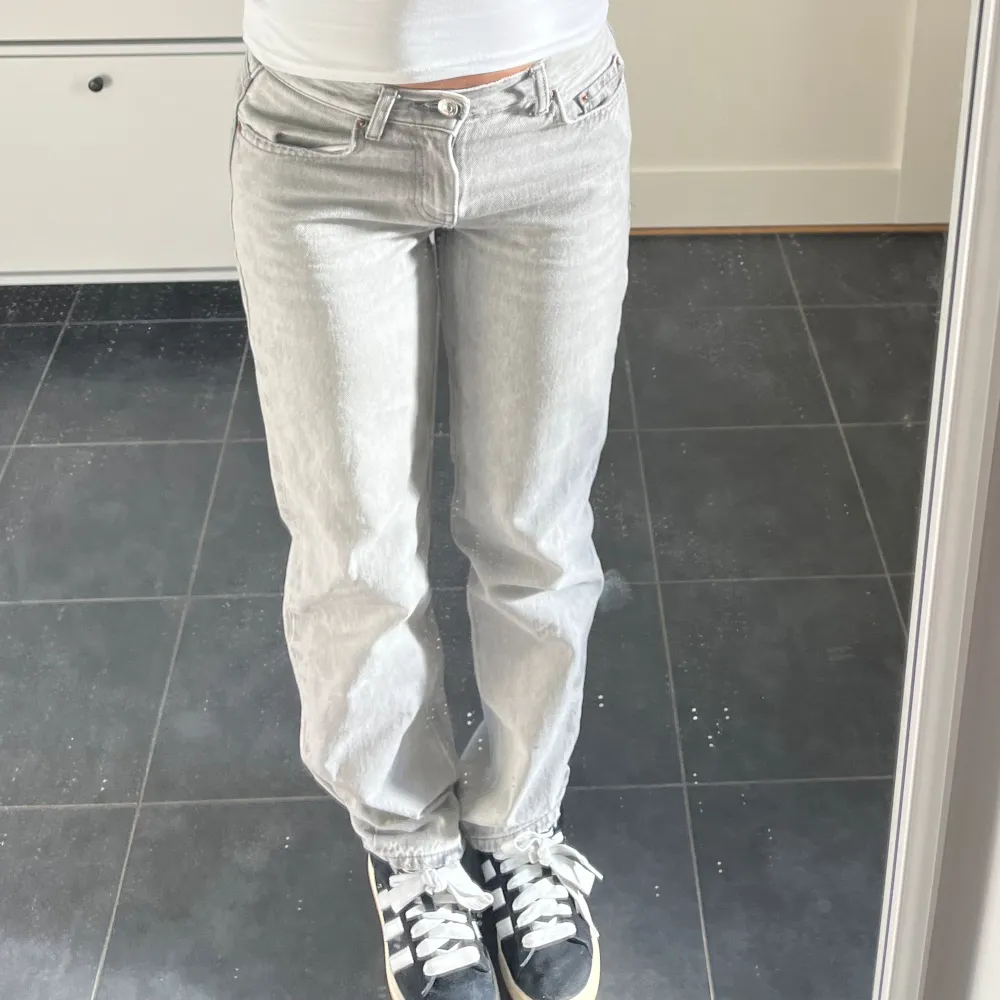 Jättefina gråa jeans som tyvärr är lite för korta för mig. Lite slitningar (bild) men annars väldigt fint skick. Pm vid frågor💕 pris kan diskuteras!. Jeans & Byxor.