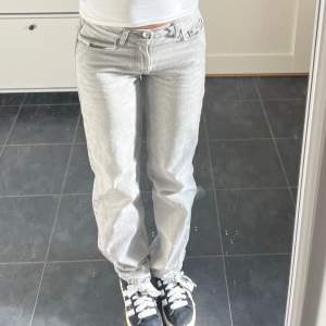 Jättefina gråa jeans som tyvärr är lite för korta för mig. Lite slitningar (bild) men annars väldigt fint skick. Pm vid frågor💕 pris kan diskuteras!