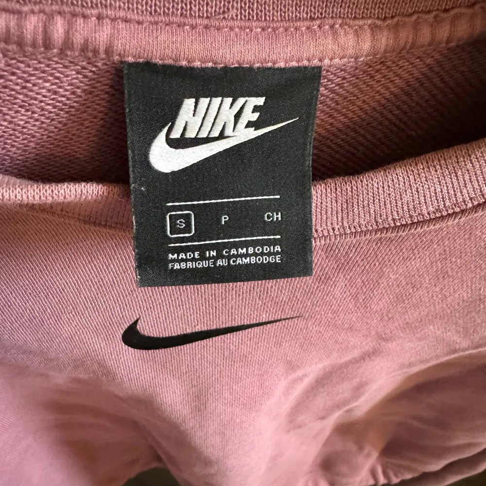Rosa Nike tröja i storlek S, tröjan har använts någon gång och är i mycket bra skick!. Tröjor & Koftor.