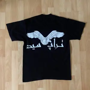 T-shirt med tryck på från märket trapseed, unisex i storlek S
