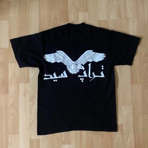T-shirt  - T-shirt med tryck på från märket trapseed, unisex i storlek S