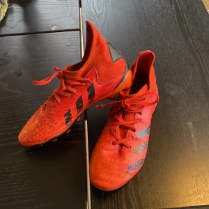 Adidas predator demonscale - Skick7/10, dobbarna är ungefär 4/10 klar med deras livstid, snörerna är lite slitna ytterst och sulan på vänster skorn är också lite sliten.