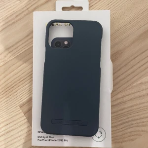 Ideal of Sweden skal iphone 12/ pro - Ideal of Sweden skal seamless midnight blue för iPhone 12/ 12 pro , har fått sig några märken men allmänt fint skick nypris runt 200 