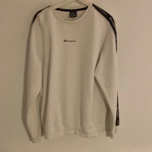 Champions tröja till salu - Vit champions tröja till salu. Är använd ett antal gånger men fortfarande i fint skick. Köpt för ungefär 500 kronor Tänker pris runt 200-250