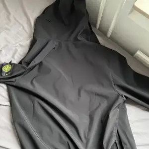 Stone island regn jacka använd endast en gång. Storlek L 