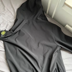 Stone island  - Stone island regn jacka använd endast en gång. Storlek M