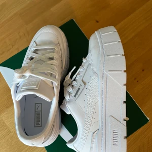 Puma skor vita  39 DAM - Säljer dessa helt nya puma skor för dam de var min mammas men beställdes i fel storlek toppen skick och perfekta inför sommaren, hör av er vid frågor 