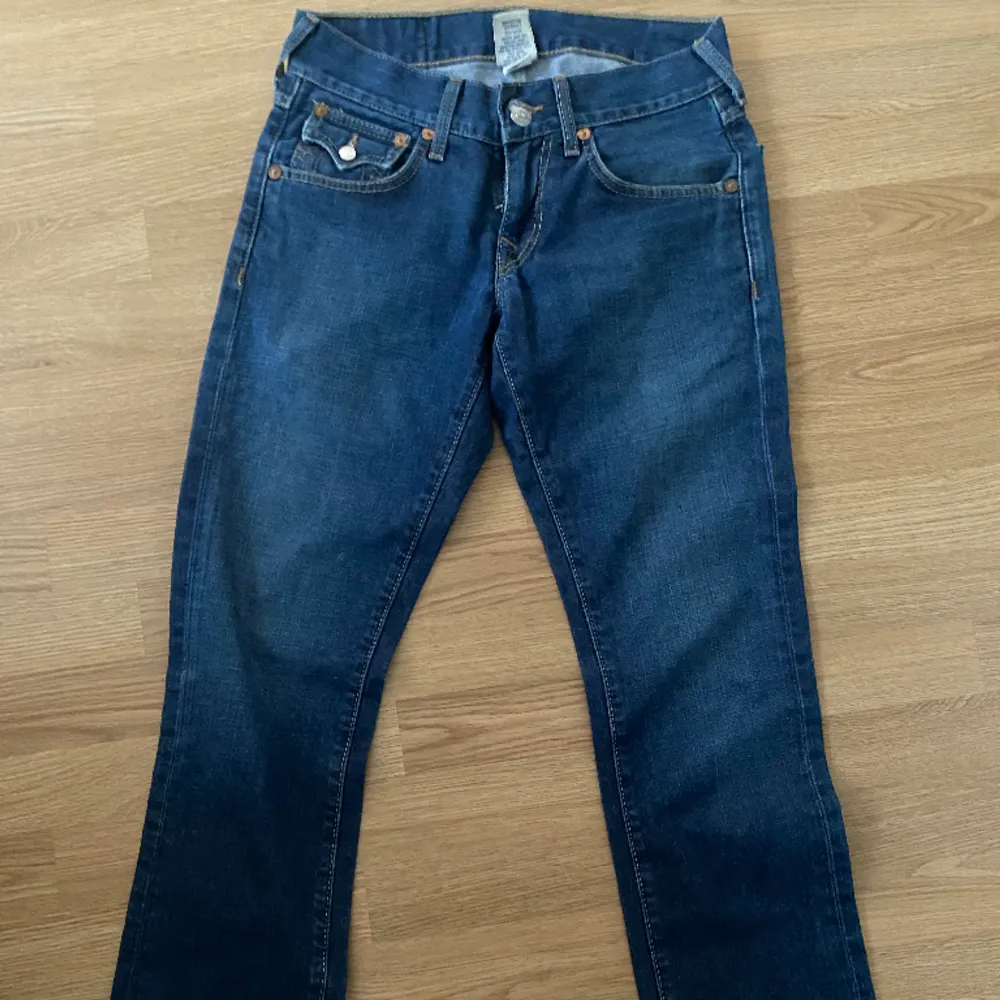 Ett par true religion jeans, använda typ 2-3 gånger. Passar kanske 34/36, står 28 vilket är midjan. Pris kan diskuteras.. Jeans & Byxor.
