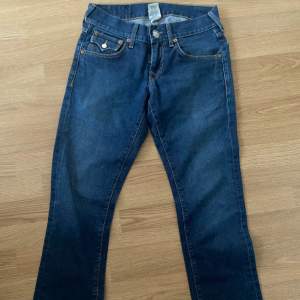 Ett par true religion jeans, använda typ 2-3 gånger. Passar kanske 34/36, står 28 vilket är midjan. Pris kan diskuteras.