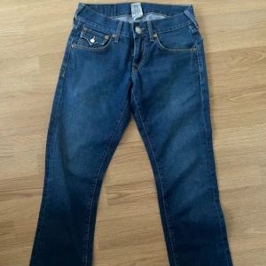 True Religion Jeans - Ett par true religion jeans, använda typ 2-3 gånger. Passar kanske 34/36, står 28 vilket är midjan. Pris kan diskuteras.