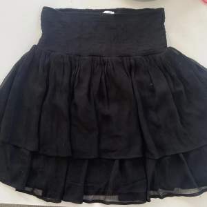 Superfint och trendig kjol från SAINT, storlek L. Aldrig använt och super fint skick🖤