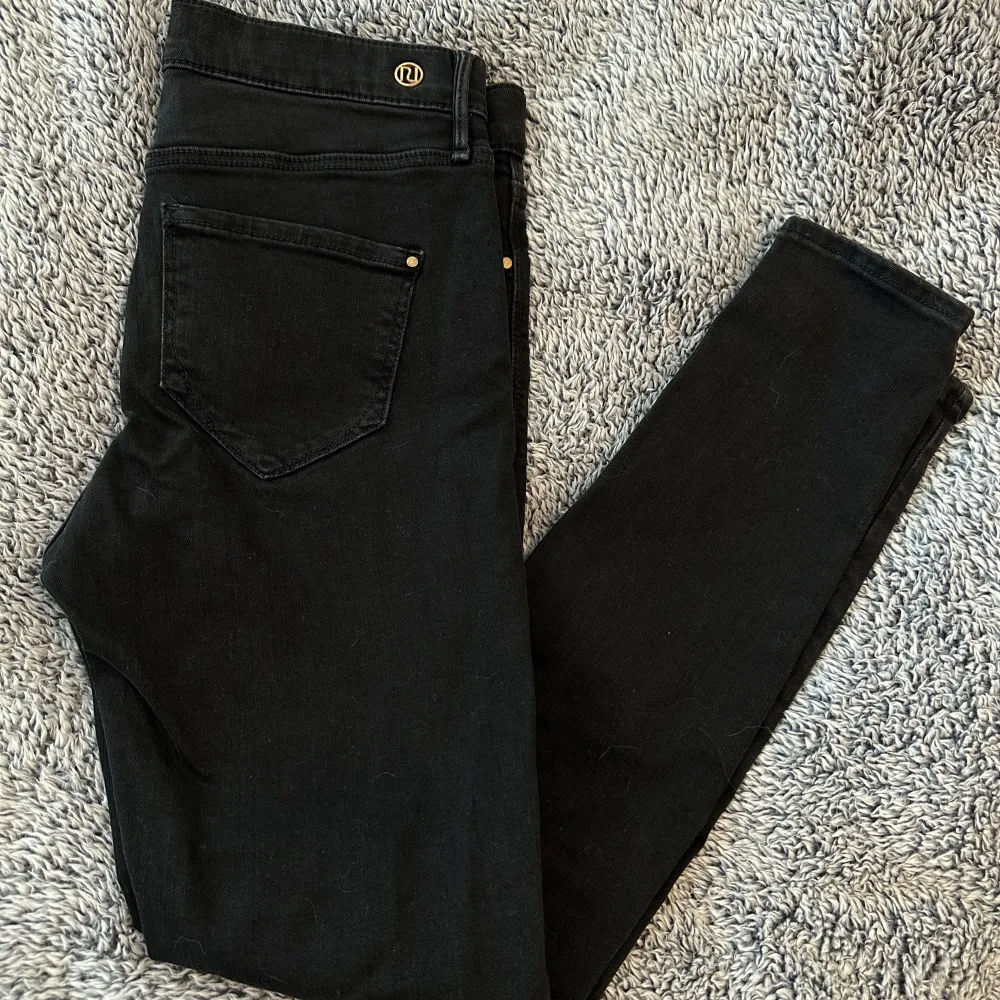 Skinny jeans med hål längs benen. Storlek 10 men motsvarar typ Xs/S. Väldigt stretchiga. Lågmidjade. Fint skick.. Jeans & Byxor.