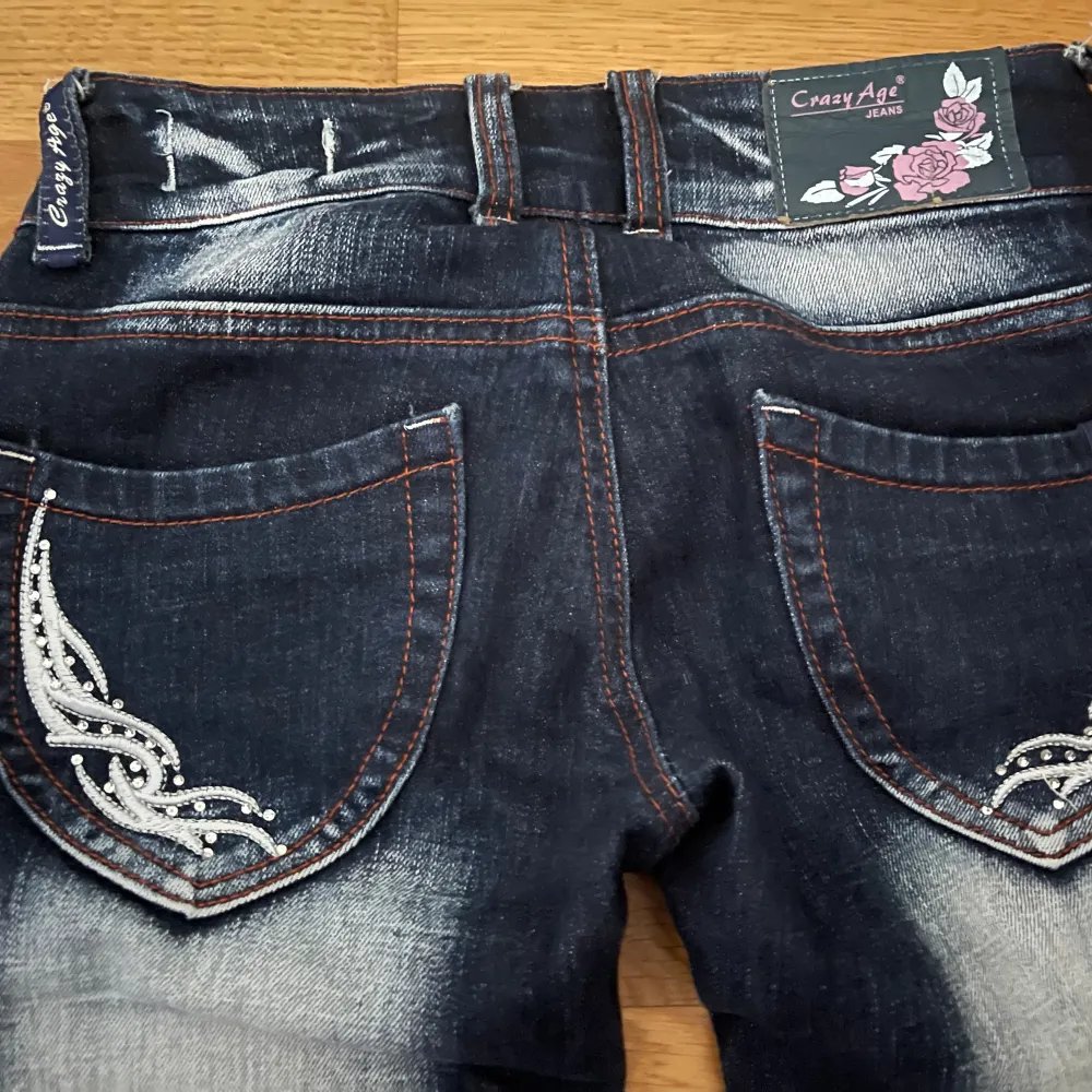 As fräcka crazy age jeans som är lågmidjade och har en bootcut! Säljer pga för små och dem är köpta här från Plick. Dem är i jättefint skick!. Jeans & Byxor.