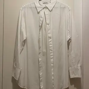 Snygg, oversized skjorta från Weekday. Säljs eftersom jag har flera andra skjortor som jag använder mer. Det står XS, men jag skulle säga att den är S eller möjligtvis M. Köpare står för frakt!