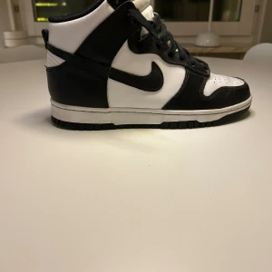 Nike dunk panda high - Hej! Säljer nu mina Nike skor. Super fint skick endast använda två gånger. Kvitto finns,