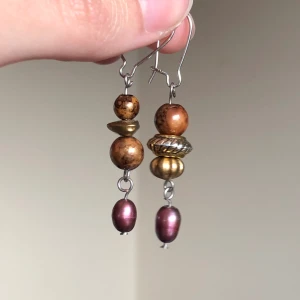 Handgjorda örhängen  - Handgjorda örhängen i silver med fina sötvattenspärlor, bruna och guldfärgade pärlor!★☆★☆ 4 cm långa. Frakt ingår i priset:)