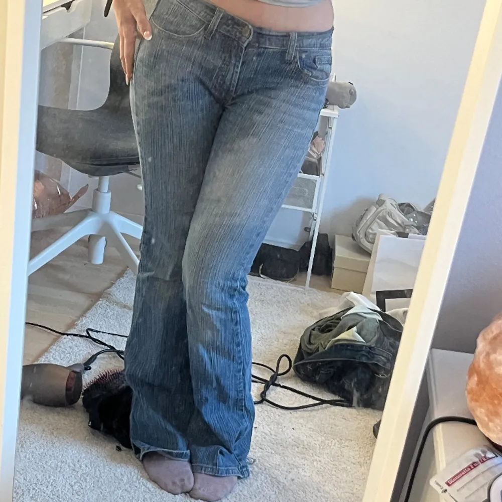 Brielle jeans. One-size but will fit xs/s. Comfortable and flattering. Cool 90’s style. Worn a few times, only signs of wear are at the leg ends, not very visible however if you’d like to see a picture for clarification don’t be shy to ask :). Jeans & Byxor.