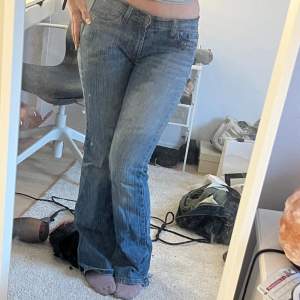 Brielle jeans. One-size but will fit xs/s. Comfortable and flattering. Cool 90’s style. Worn a few times, only signs of wear are at the leg ends, not very visible however if you’d like to see a picture for clarification don’t be shy to ask :)