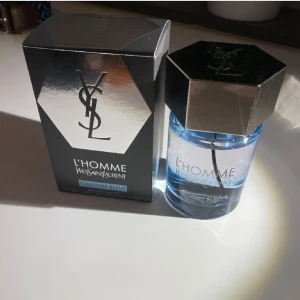 YSL cologne bleu  - Tja, jag säljer min knappt använda YSL Cologne Bleue. Det är en väldigt akvatisk och citrusaktig doft vilket gör den till ett perfekt alternativ till de kommande sommarmånaderna. Tveka inte på att höra av dig vid intresse eller eventuella frågor👍