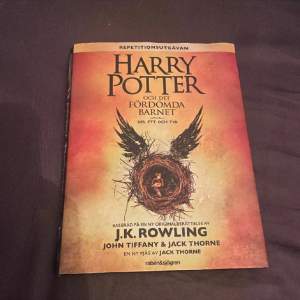 Senaste boken i Harry Potter serien. Bra skick, aldrig läst.