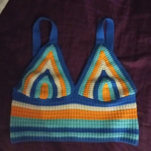 Söt topp - Söt crochet topp från Gina i strl s men sitter inte alls som de utan sitter som xxs-xs. Nyskick. Fattiglapp vill ha pengar🤗