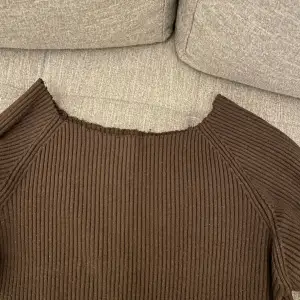 en superfin brun ribbad tröja, som är avklippt upptill vilket ger den en off-shoulder passform 💕