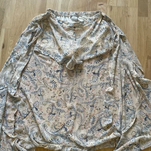 Lång kjol - Lång kjol med insydda shorts, dock syns de inte då du knyter igen kjolen med banden. Använd ett fåtal gånger.