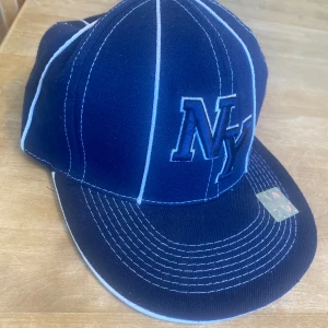 New York Snapback Keps - Marinblå New York baseball keps Märke: Leader  Strålade skick, inga defekter  Diameter 19 cm