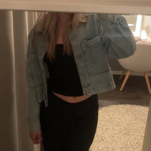 Blå jeansjacka  - Jeansjacka från Gina Tricot i storlek S. Jättebra skick💕Två fickor fram 