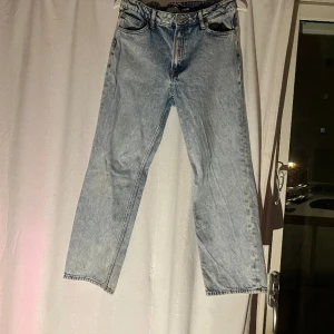 Jeans - Jeans köpta på hm Relaxed fit Strl 164 Skick 7/10 Skriv för mer bilder!