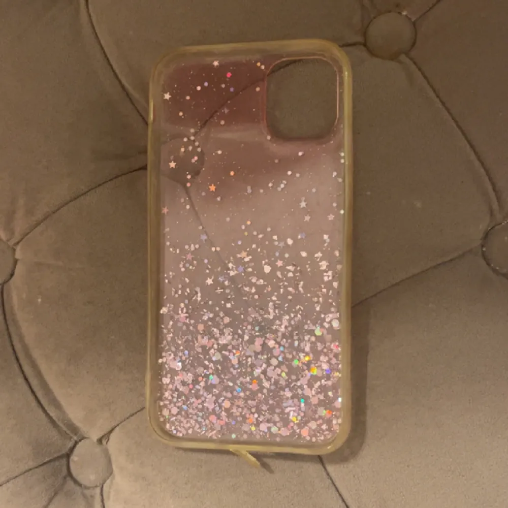 Ett rosa mobilskal med silver glitter... lite gult runtomkring men man tänker inte på de är du har mobilen i☺️🌸. Övrigt.