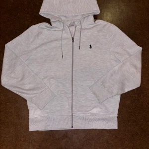 Ralph Lauren Hoodie Grå - En Ralph Lauren Hoodie i färgen grå som är i toppskick!  Inga hål eller märken Storlek:M Tveka inte med att höra av er vid frågor eller funderingar🌟