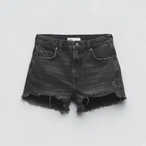 Skitsnygga shorts från zara som är perfekta till sommaren, säljer då de inte kommer till användning💕 Jättebra skick till ett galet bra pris🫶🏻🥂💯