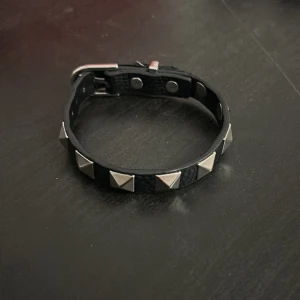 Valentino armband  - Tjena, säljer detta armband eftersom det inte kommer till användning, obs fake.