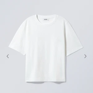 Vit t-shirt  - Vit t-shirt från weekday 