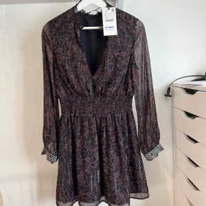 Klänning från Zara - Superfin klänning som är köpt från zara, enbart provad en gång därför är prislappen kvar! Fint mönster som gör att den passar bra till lite uppklädda tillfällen!