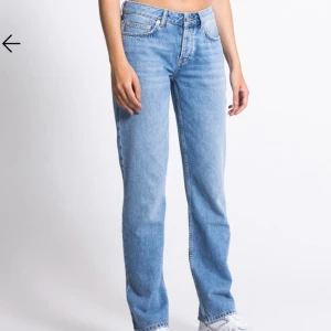 Lågmidjade jeans - Snygga, har ett par liknande därför jag säljer. Nypris 400kr🩷🩷 knappt använda 
