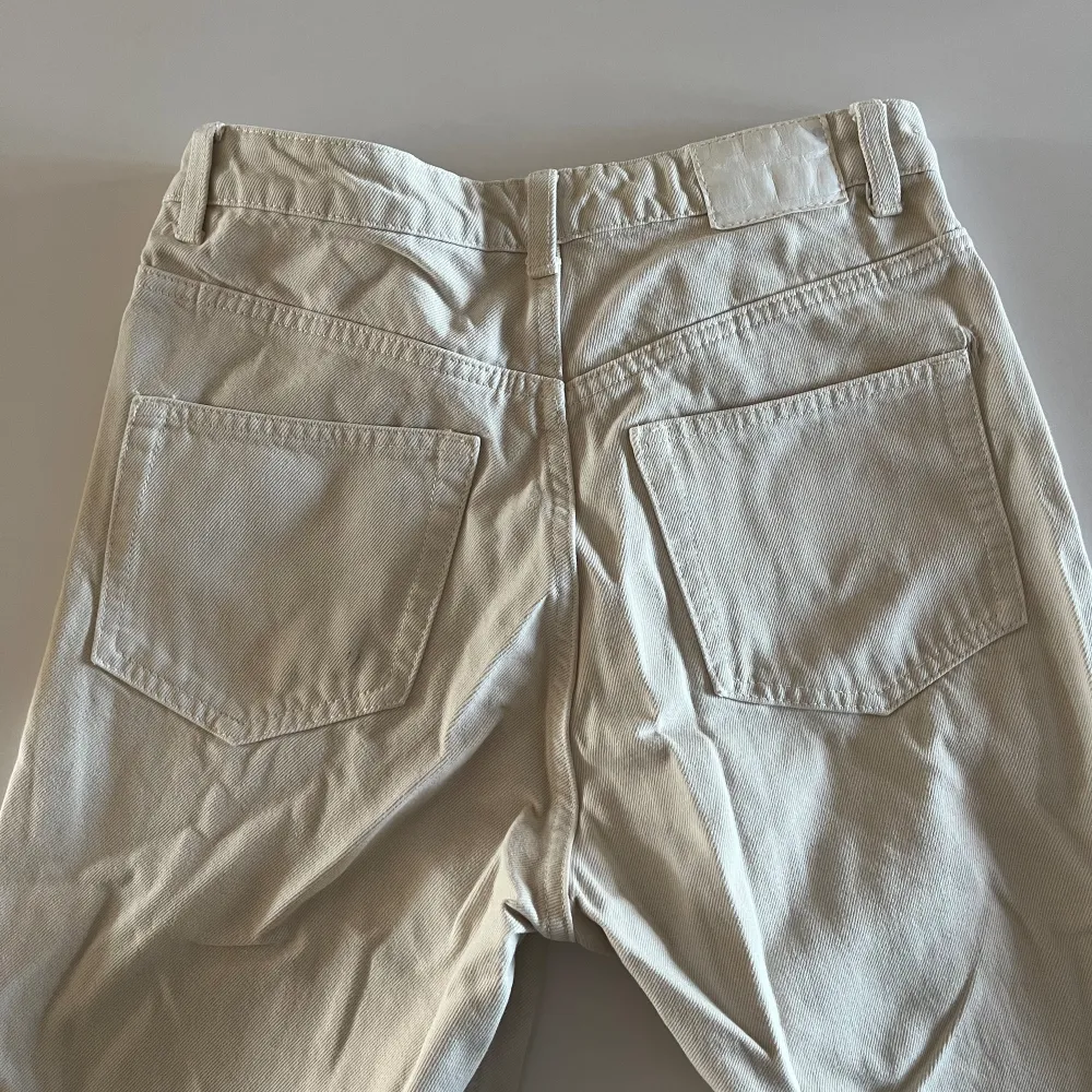 Jättesnygga beiga jeans från Weekday i modellen ”Rowe”. Säljes pga för små. En svart fläck på en bakficka som ej går bort, men inget som stört mig!  W-25 L-30. Jeans & Byxor.