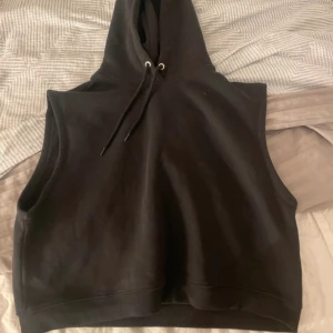 Hoodie - Kortärmad hoodie i fint skick! 