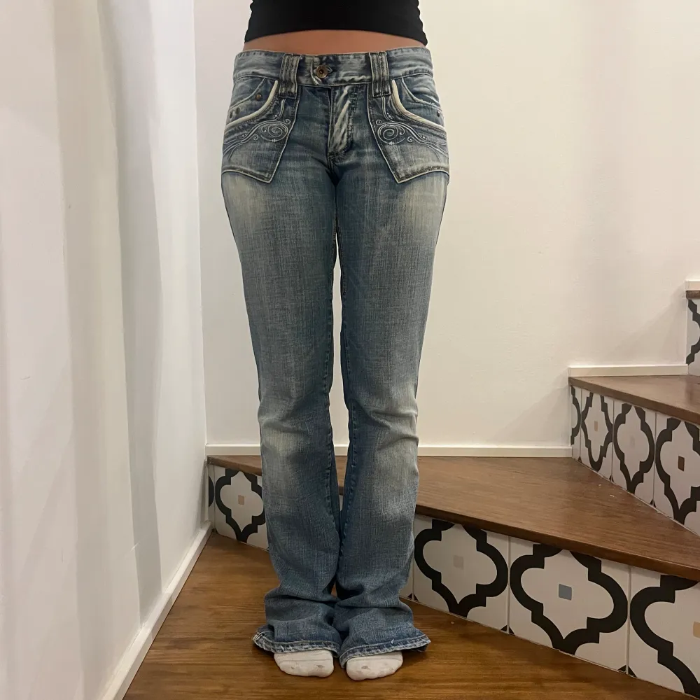 Säljer ett par lågmidjade bootcut jeans köpta secondhand. De är i fint skick! Storlek W27, jag på bilden är 160 cm lång. (Kolla min profil för fler jeans❣️). Jeans & Byxor.
