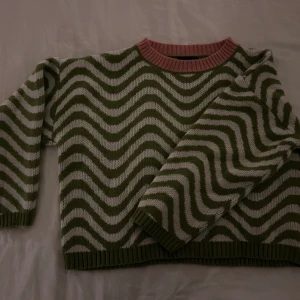 Mönstrad stickad tröja - Mönstrad stickad tröja i grönt, vitt och rosa. Från SHEIN. Aldrig använd. Kortare modell. 