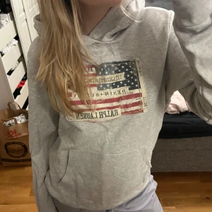 Ralph lauren hoodie🩶 - Svincool, älskar trycket! Lite tunnare material💙❤️🤍