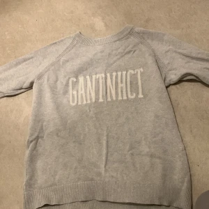 Gant tröja  - Den är i väldigt bra skick knappast andvändigt den  Ett jätte litet hål på baksidan 