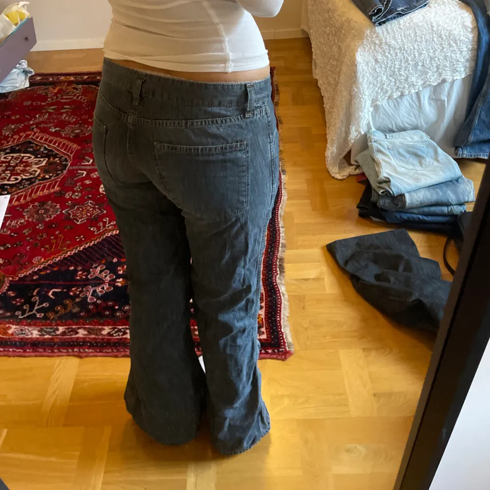 Så coola jeans som går att vända ut och in, midjemåttet: 40cm  innerben: 73cm💞🙏. Jeans & Byxor.