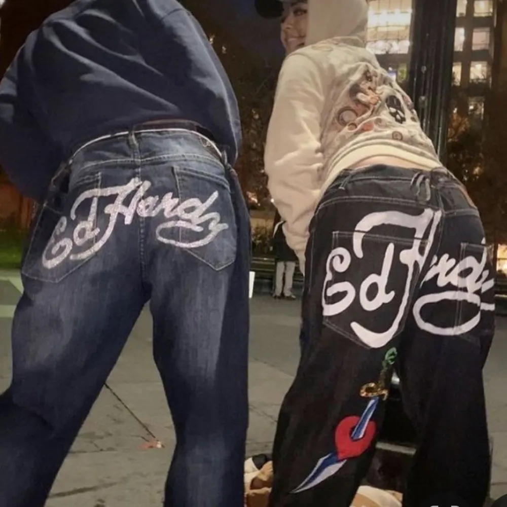 Söker: Ed hardy jeans I storlek 28-32, hälst med märket på backfickorna . Jeans & Byxor.