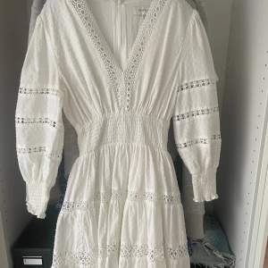 Säljer denna superfina by Malina klänning, jättefint skick! Säljer då jag köpt en annan💓 nypris 2700, mitt pris 1000kr💕