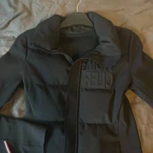 Moncler jacka - Figursydd Limited edition jacka som framhäver midjan jätte fint. Köpt i NK Göteborg kvitto finns. Storlek XS