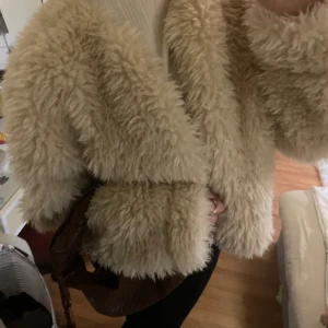 pälsjacka  - trendig pälsjacka strl S 