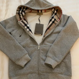 Burberry zip  - Aldrig använt den var för liten Priset går att diskutera 